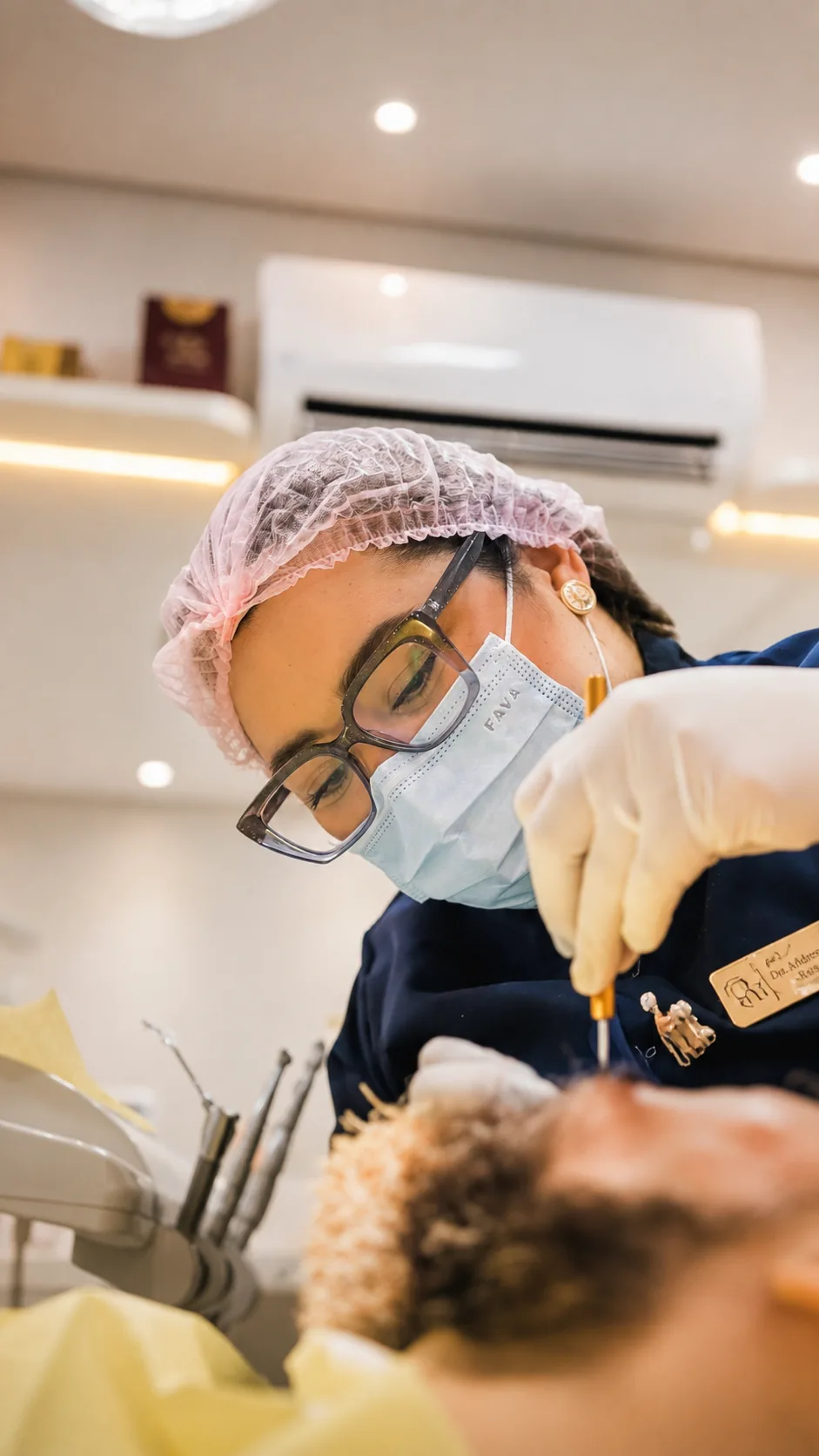 Dra. Andressa Reis cuidando de uma paciente
